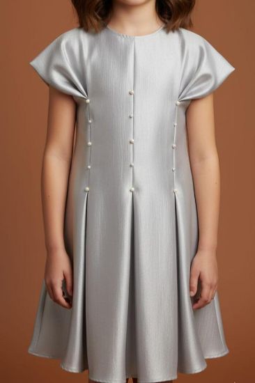 صورة فستان رمادي مع الؤلؤ والكسرات في نص الفستان